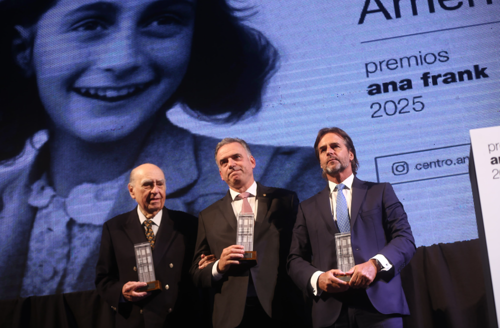 Yamandú Orsi junto a los ex mandatarios Luis Lacalle Pou y Julio María Sanguinett. Foto: Silvana Colombo