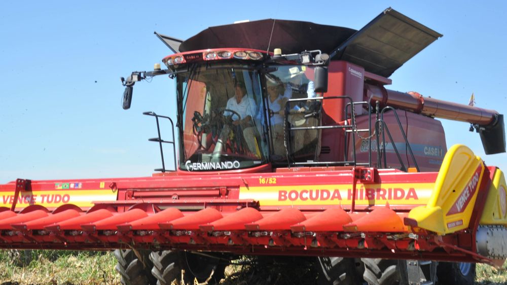 Orsi en una trilladora maicera, en la Expoactiva 2025, en la última inauguración de la cosecha de verano en el predio de la ARS.