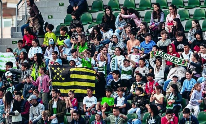En la hinchada de Elche aparece una bandera de Peñarol debido a que allí juega el Canario Álvarez Martínez, ex delantero aurinegro