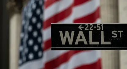 Las bolsas se tiñen de verde, el dólar se debilita, y las materias primas ganan terreno