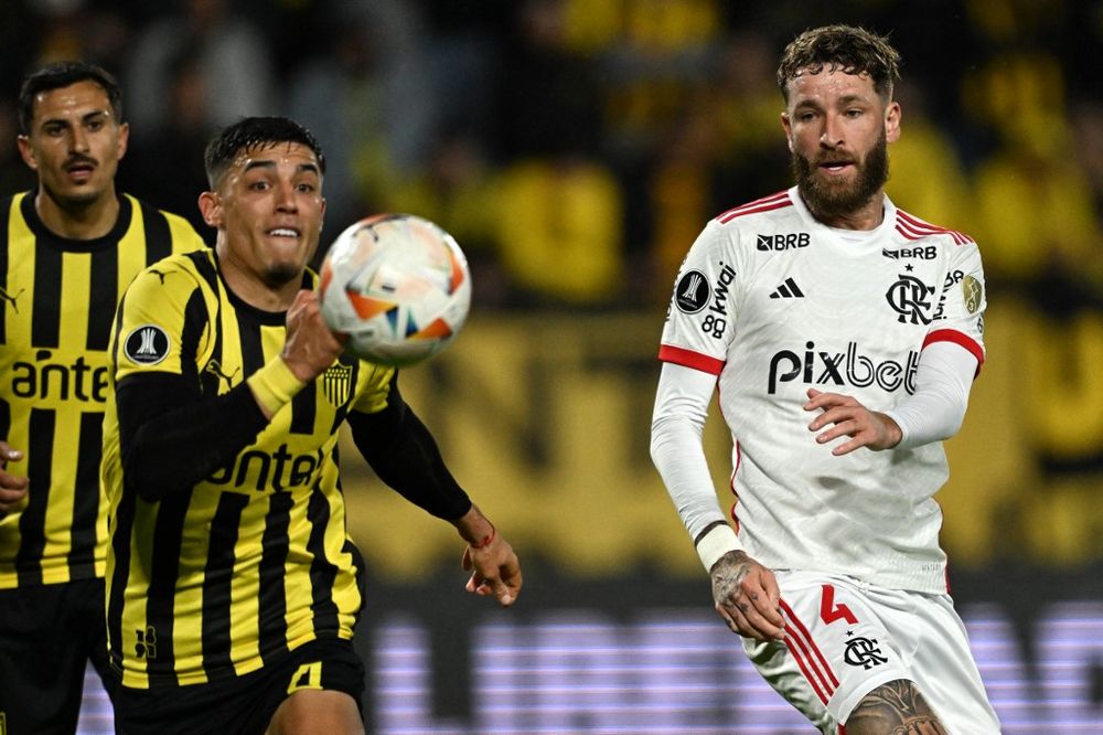 Guzmán Rodríguez de Peñarol y Leo Pereira de Flamengo