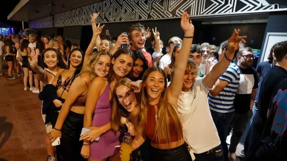 Clientes en la cola para entrar en un club nocturno en Brighton, Inglaterra, celebran el fin de las restricciones.
