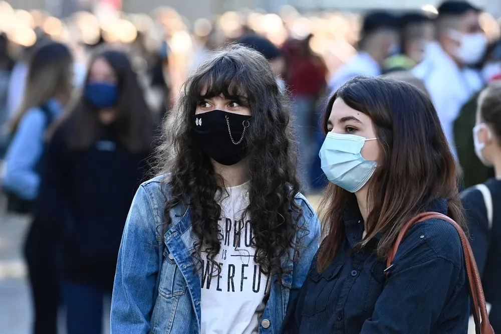 Las mujeres tienen peores indicadores que los hombres, pero registran menores índices de informalidad laboral