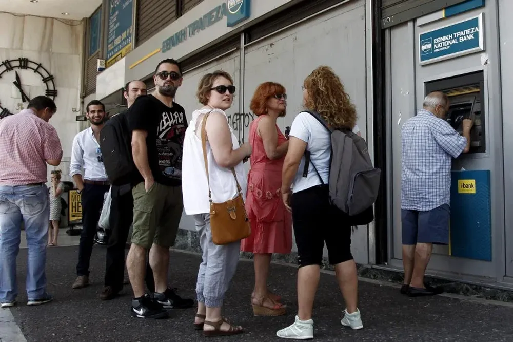 Este lunes continuaron las filas en los cajeros automáticos en Grecia