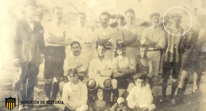 En 1910, el equipo de empleados de la Estación Central, y un nombre que se repite: Guillermo Davies. A su lado, casaca a rayas, Anibal Z. Falco quien obsequió la foto a Peñarol, en recuerdo de viejos buenos tiempos