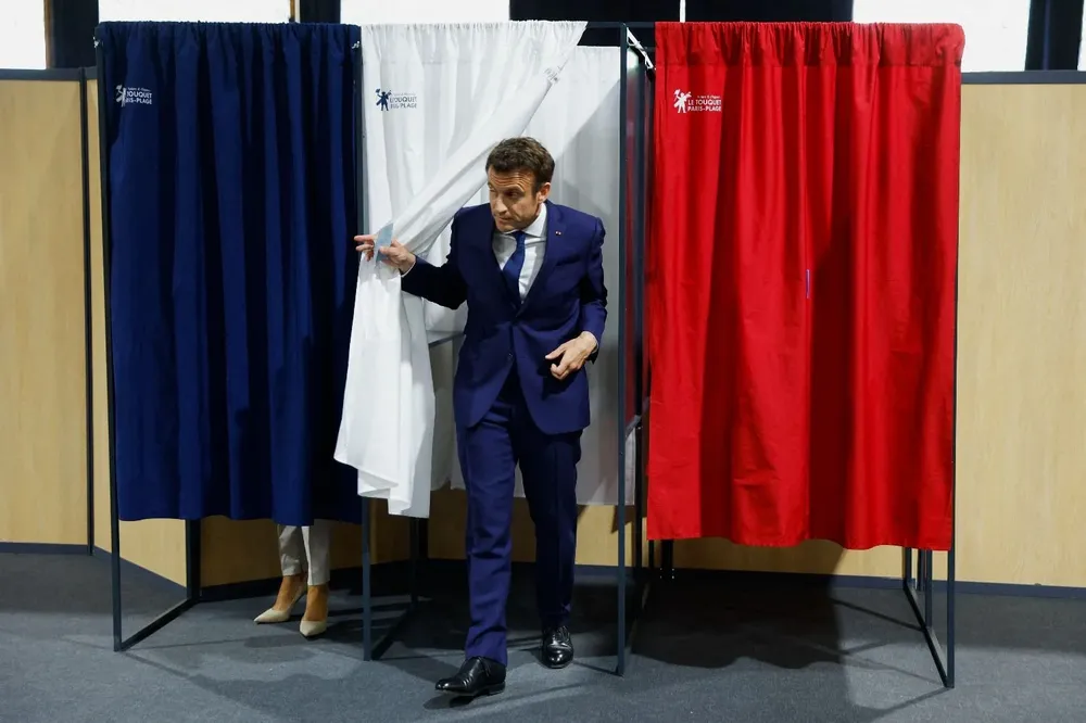 Macron sale de su casilla de votación en la segunda vuelta de las elecciones presidenciales francesas, en abril de 2022