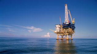 ¿Por qué no sube el precio del petróleo tras bombardeo en Irán?