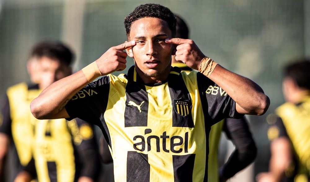 Stiven Muhlethaler celebra el primer gol de Peñarol en la goleada a Nacional en el clásico de Tercera división Stiven Muhlethaler celebra el primer gol de Peñarol en la goleada a Nacional en el clásico de Tercera división