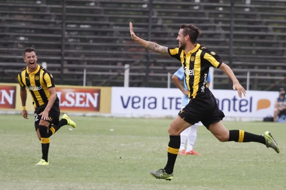 Tomás Costa celebrando su primer gol en Peñarol ante Cerro.