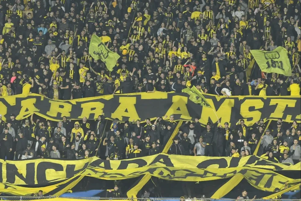 Hinchada de Peñarol el día del partido ante City Torque en el Estadio