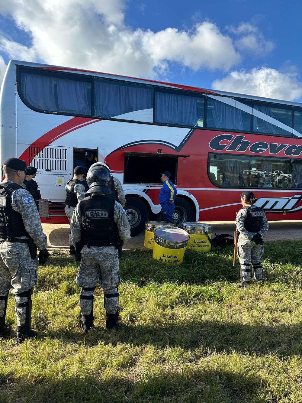 Operativo policial inspecciona a hinchas de Rosario Central