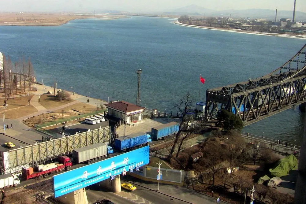 El puente Amrok une la ciudad china de Dandong con la ciudad fronteriza norcoreana Sinuiju