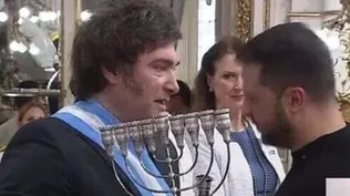 Javier Milei con el candelabro que le obsequió Volodímir Zelenski.