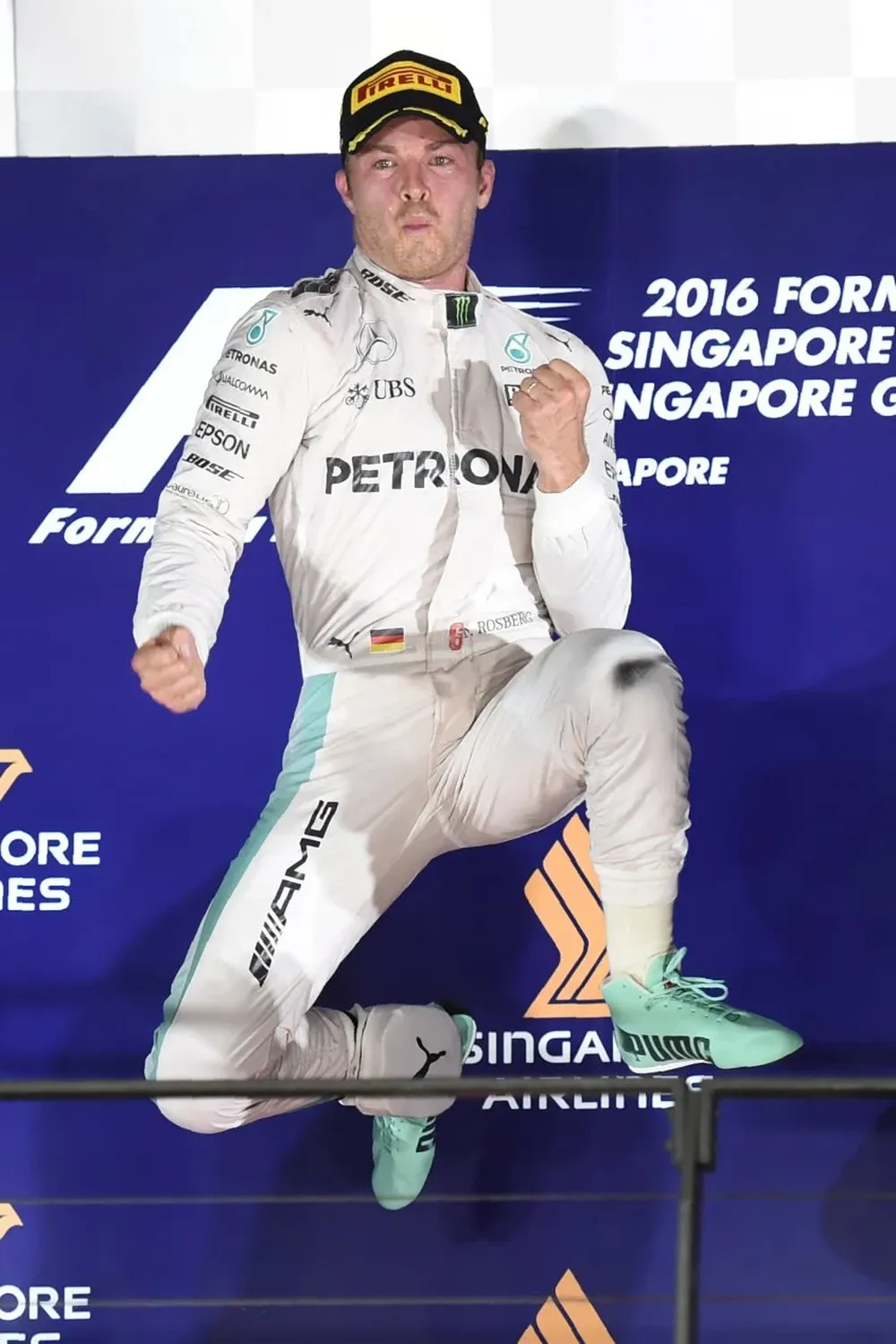 Nico Rosberg celebró con su tradicional salto en Singapur