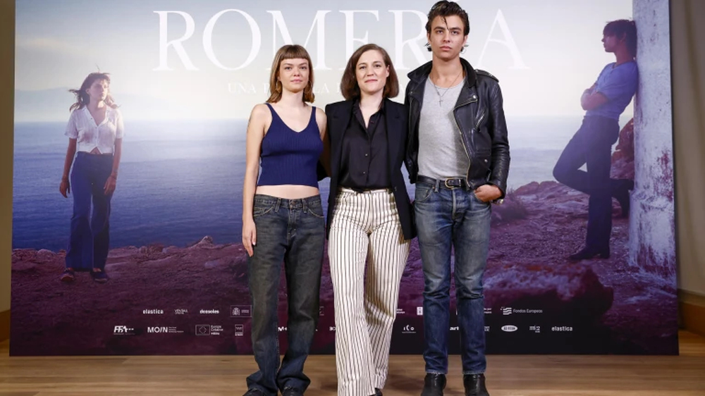 La directora de cine Carla Simón (c) posa junto a los actores Llúcia García (i) y Mitch (d) durante la presentación de la película Romería
