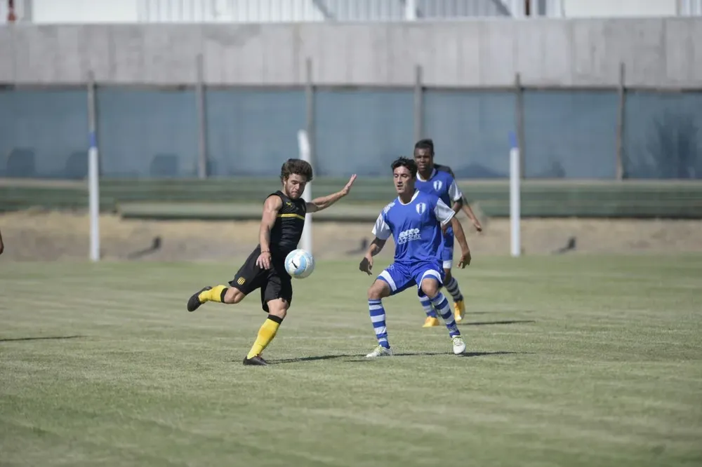 Naithan Nandez prepara el derechazo en el amistoso de esta mañana entre Juventud y Peñarol.