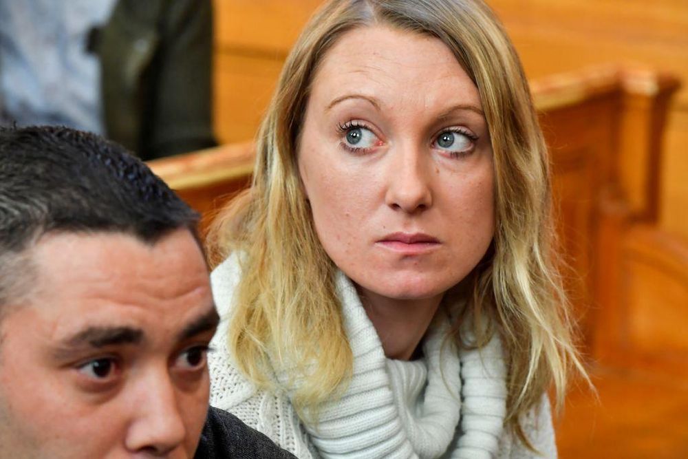 La madre de la niña de 6 años, cuyo caso permitió descubrir la magnitud de los presuntos abusos de Le Scouarnec, en el primer juicio contra el cirujano.