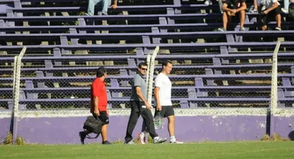 Jorge Castelli, de lentes, es el nuevo DT de Danubio