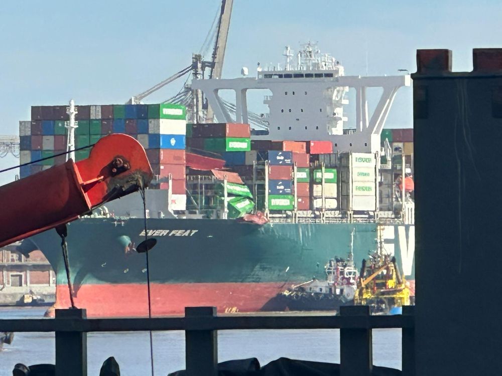 Barco carguero con contendores dañados por la tormenta