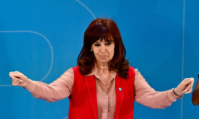 CFK criticó a Milei por calificar a la ideología woke como la epidemia que hay que curar y el cáncer que hay que extirpar.