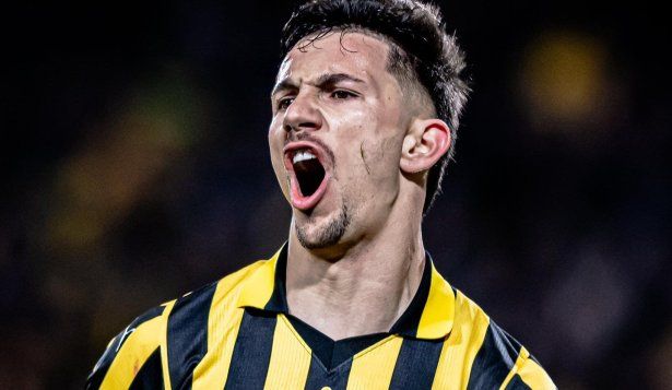 Maximiliano Silvera celebra el gol en Peñarol vs Rampla