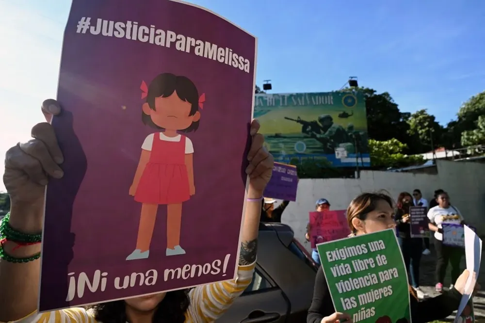 Durante el acto se leyó un comunicado mencionando recientes casos de violencia sufridos por niñas.