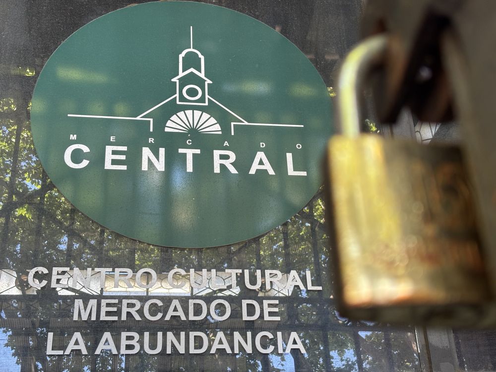 Una de las puertas del Mercado de la Abundancia; todavía se ve el nombre que tuvo el último emprendimiento en el edificio: Mercado Central