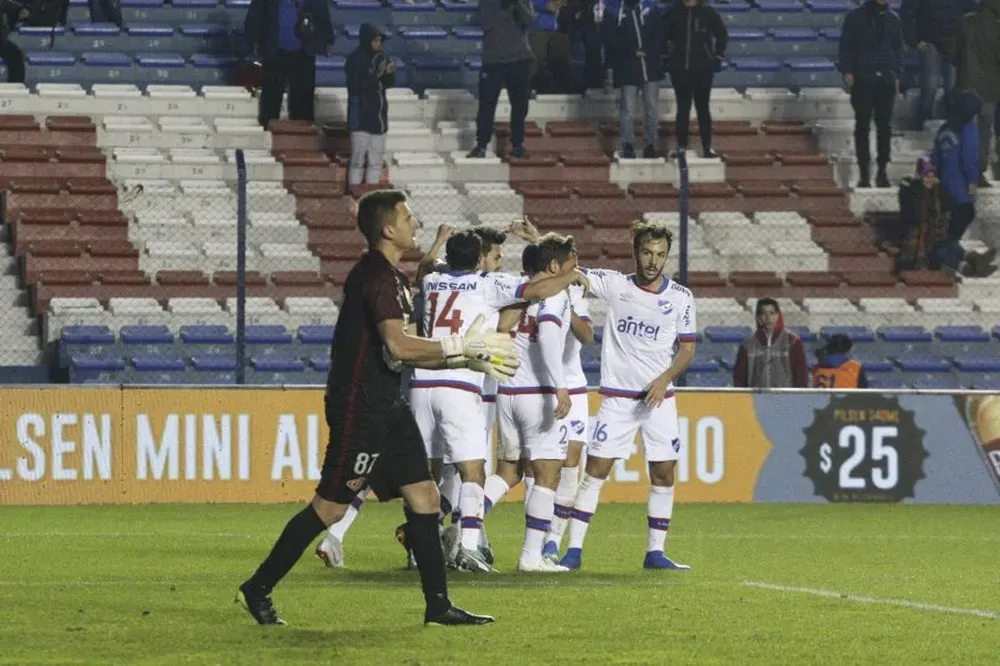 Los jugadores de Nacional celebran el gol de apertura en el Parque
