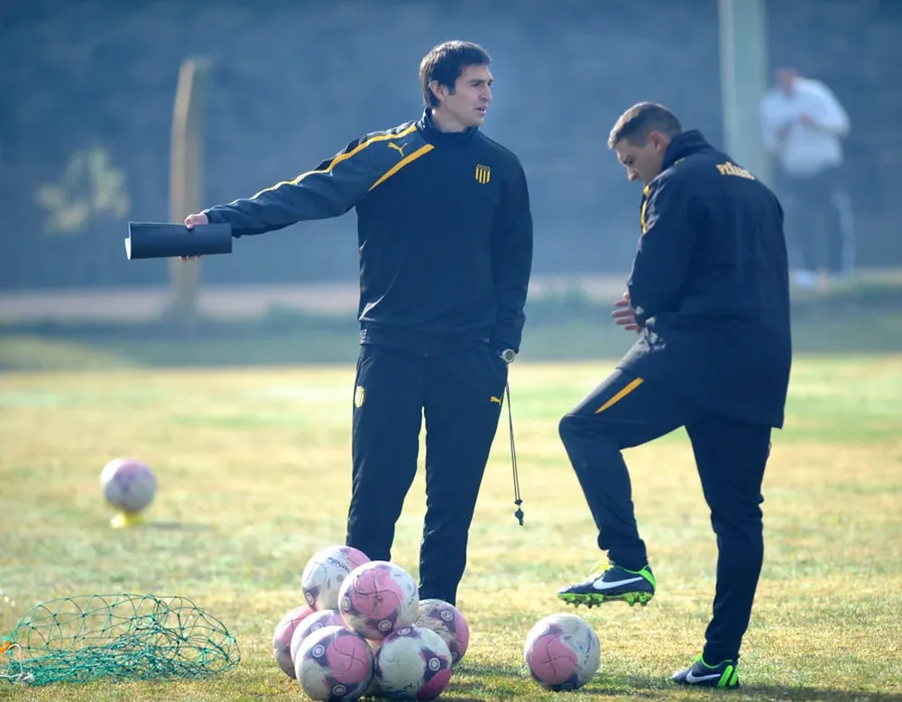 Diego Alonso continúa trabajando con todo en la pretemporada aurinegra