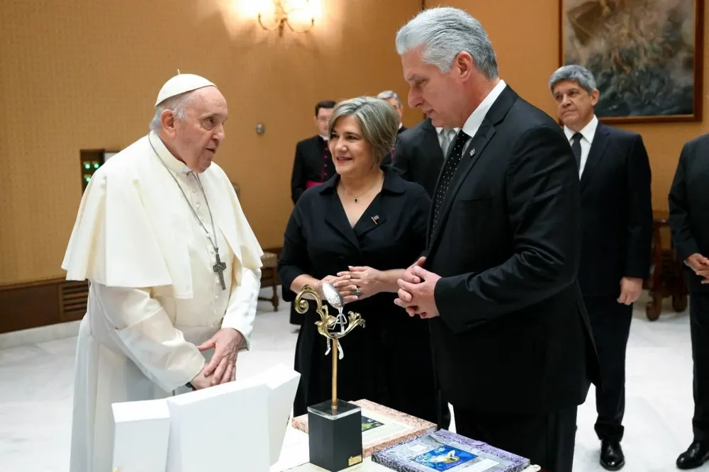 El presidente cubano Miguel Díaz-Canel, su esposa Lis Cuesta Peraza, y el Papa Francisco