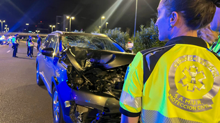 El estado del coche tras un atropello mortal en el kilómetro 2 de la carretera de circunvalación M30 a su paso por Chamartín