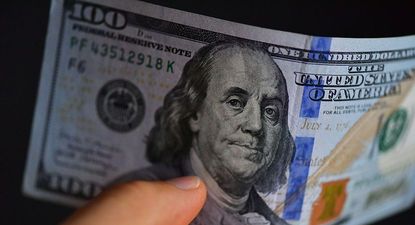 Con el recorte de las tasas "el dólar se debilita", dice la economista Gabriela Siller.