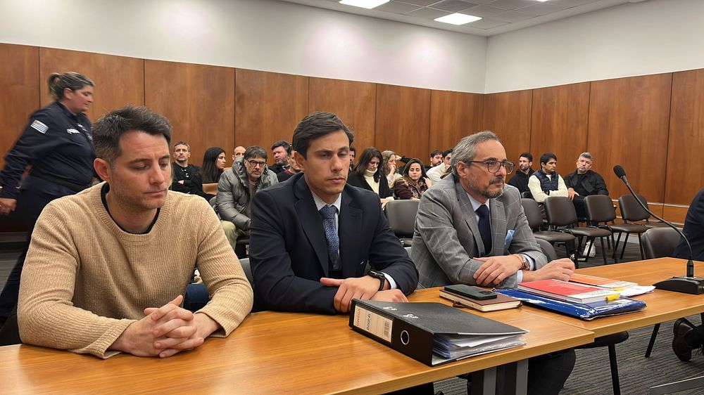 Nicolás Rocca junto a los abogados Eduardo Sassón y Pablo Donnángelo