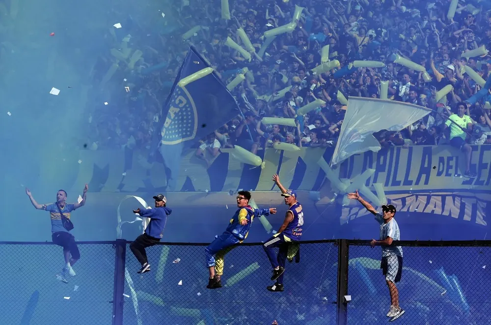 Hinchas colgados al alambrado