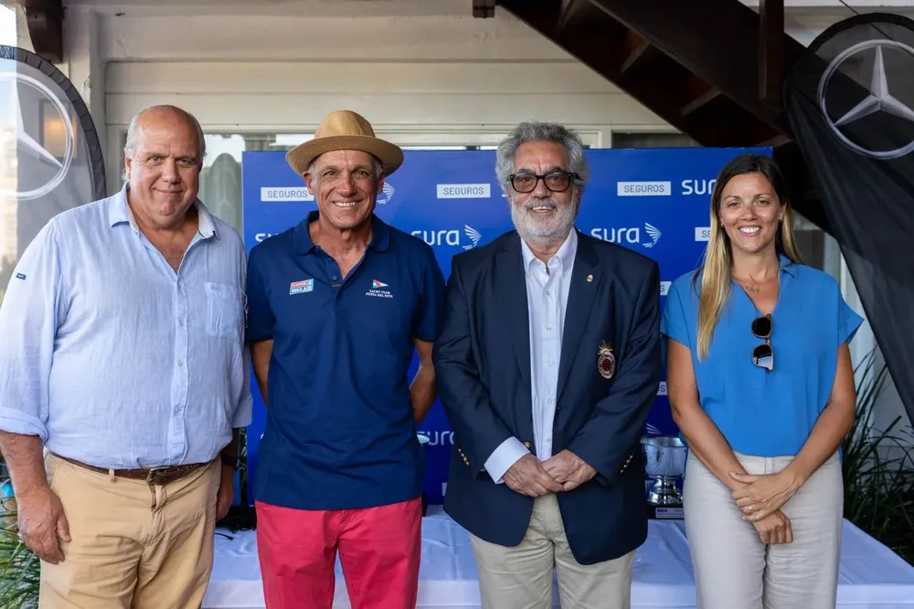 Juan Artagaveytia, director de Seguros en Seguros Sura; Álvaro Robaina Gioscia, presidente de la comisión de regatas del Yacht Club Punta del Este; Gustavo González Piedra, síndico del Yacht Club Punta del Este e Inés Pampín, gerenta de marketing y experiencia al cliente de Seguros SURA