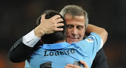 Lodeiro abrazado con Tabárez