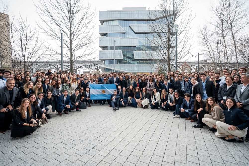 Asistentes a la décima conferencia anual de Masters Argentina, frente al edificio de Columbia Business School, en Nueva York