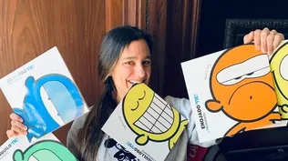 Agustina Roig con los libros de sus personajes que lanzó este martes