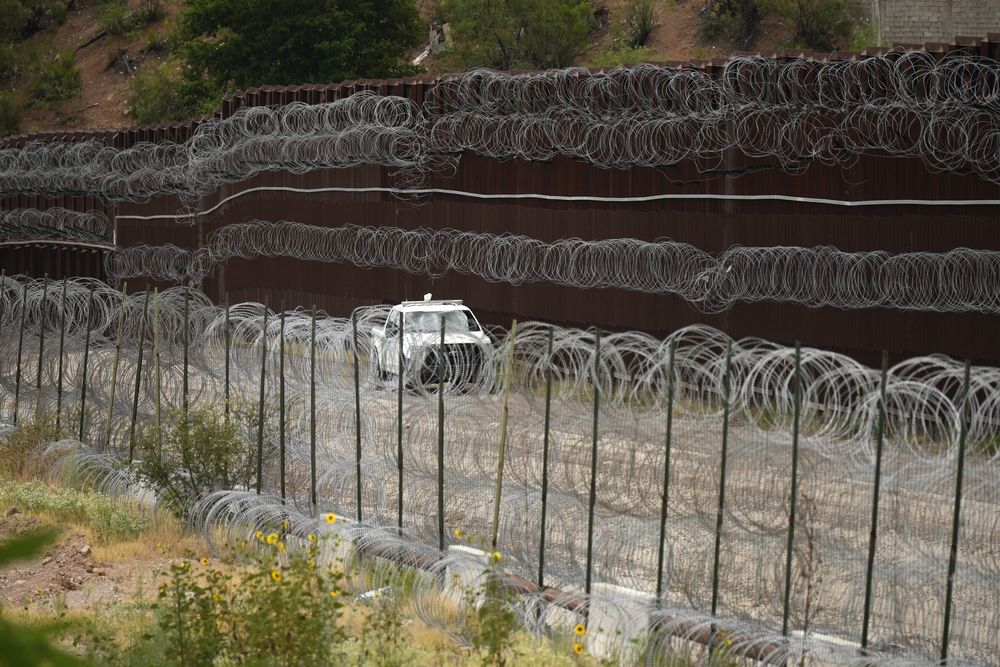 Un veh&iacute;culo patrulla la frontera con M&eacute;xico cerca de Nogales, en Arizona