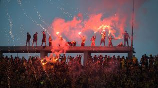 Volvieron los enmascarados, las bengalas y las banderas robadas a las tribunas de Nacional y Peñarol en el clásico de la Supercopa Uruguaya 2026