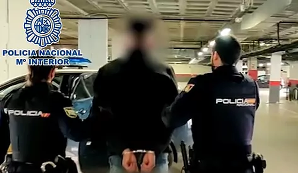 El detenido custodiado por la Policía Nacional en la comisaría de Alcorcón.