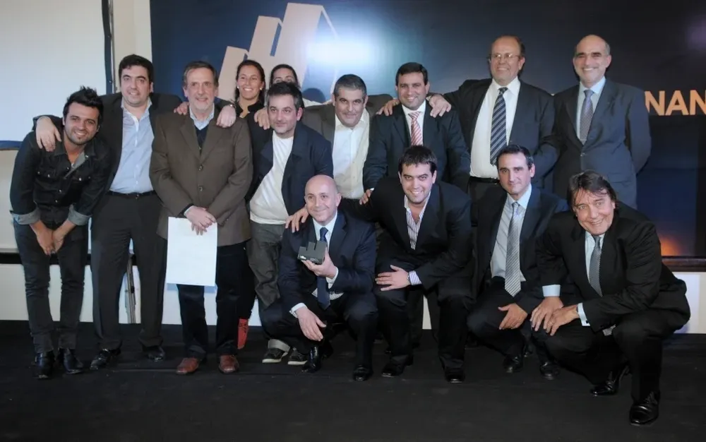 Los equipos de BHU y Cámara recibiendo la distinción