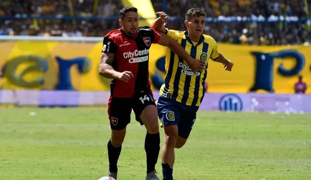 Armando Méndez jugando el clásico rosarino con la camiseta de Newells O]ld Boys