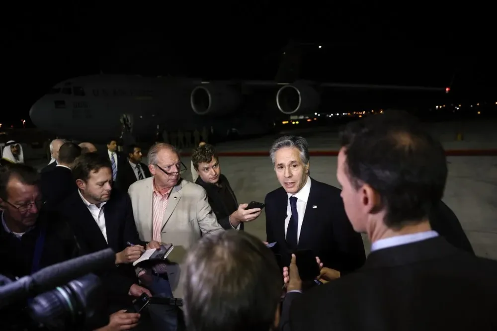 El secretario de Estado Antony Blinken habla con la prensa sobre su reunión con Mahmud Abás.