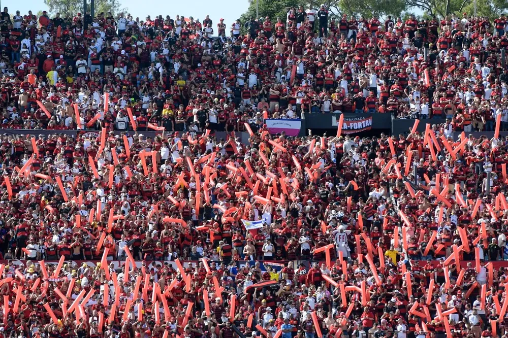 Hinchas de Flamengo en el Estadio Centenario por la final de la Copa Libertadores 2021