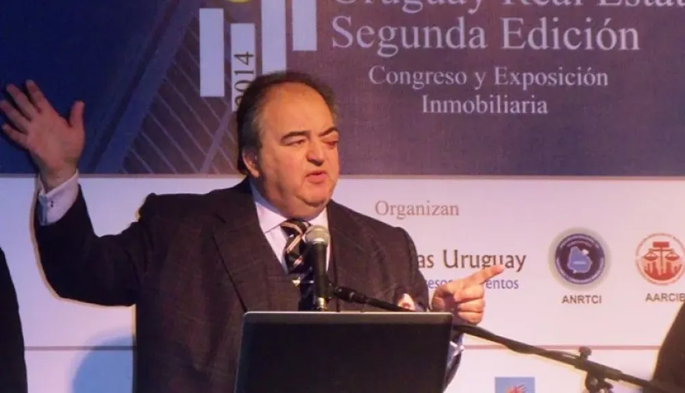 El presidente del Colegio de Martilleros de San Isidro, Carlos María Ipuche, durante su presentación