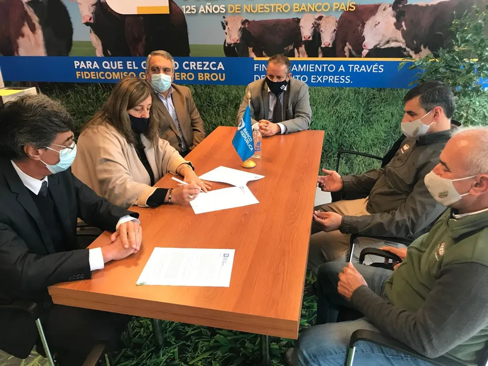 La firma del convenio entre BROU y Mary.