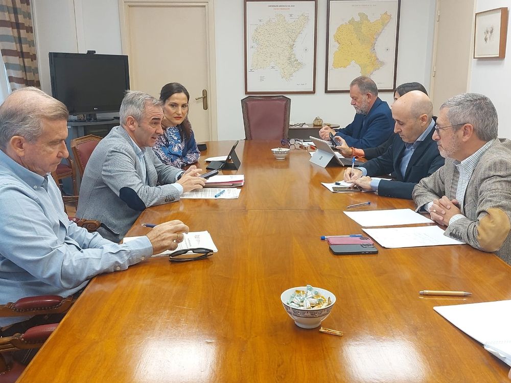 El consejero de Agricultura, Miguel Barrachina, se reúne con el secretario de Estado de Medio Ambiente, Hugo Morán. EUROPA PRESS