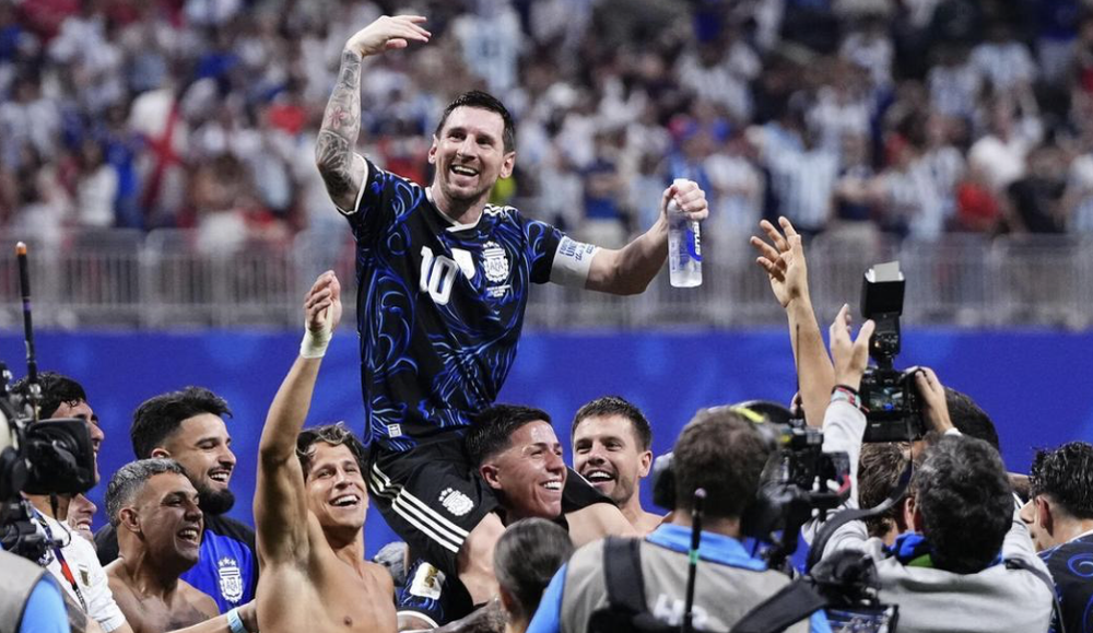 Argentina celebrando la clasificación a semifinales luego de un histórico triunfo.