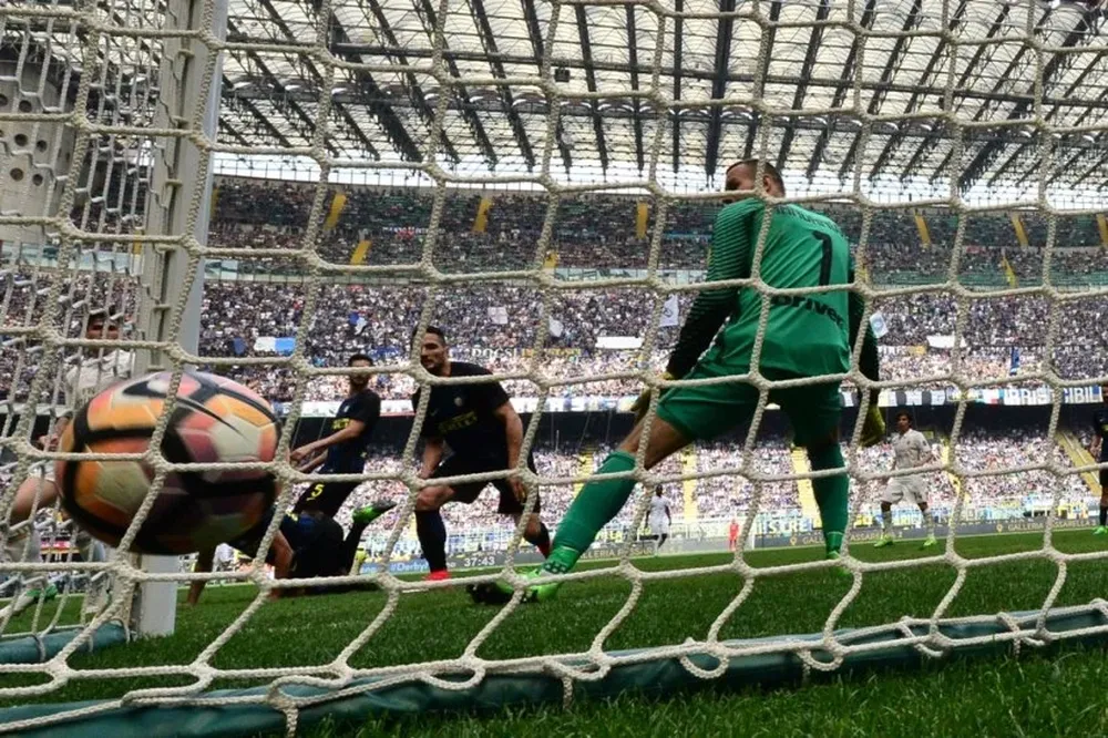 El descuento de Milan, obra de Alessio Romagnoli, el meta de Inter Samir Handanovic, no pudo evitar el gol rossonero